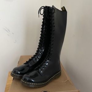 Dr. Martens 1B60 20 eye Boots Black Patent Lamper UK9 W11 BNIB